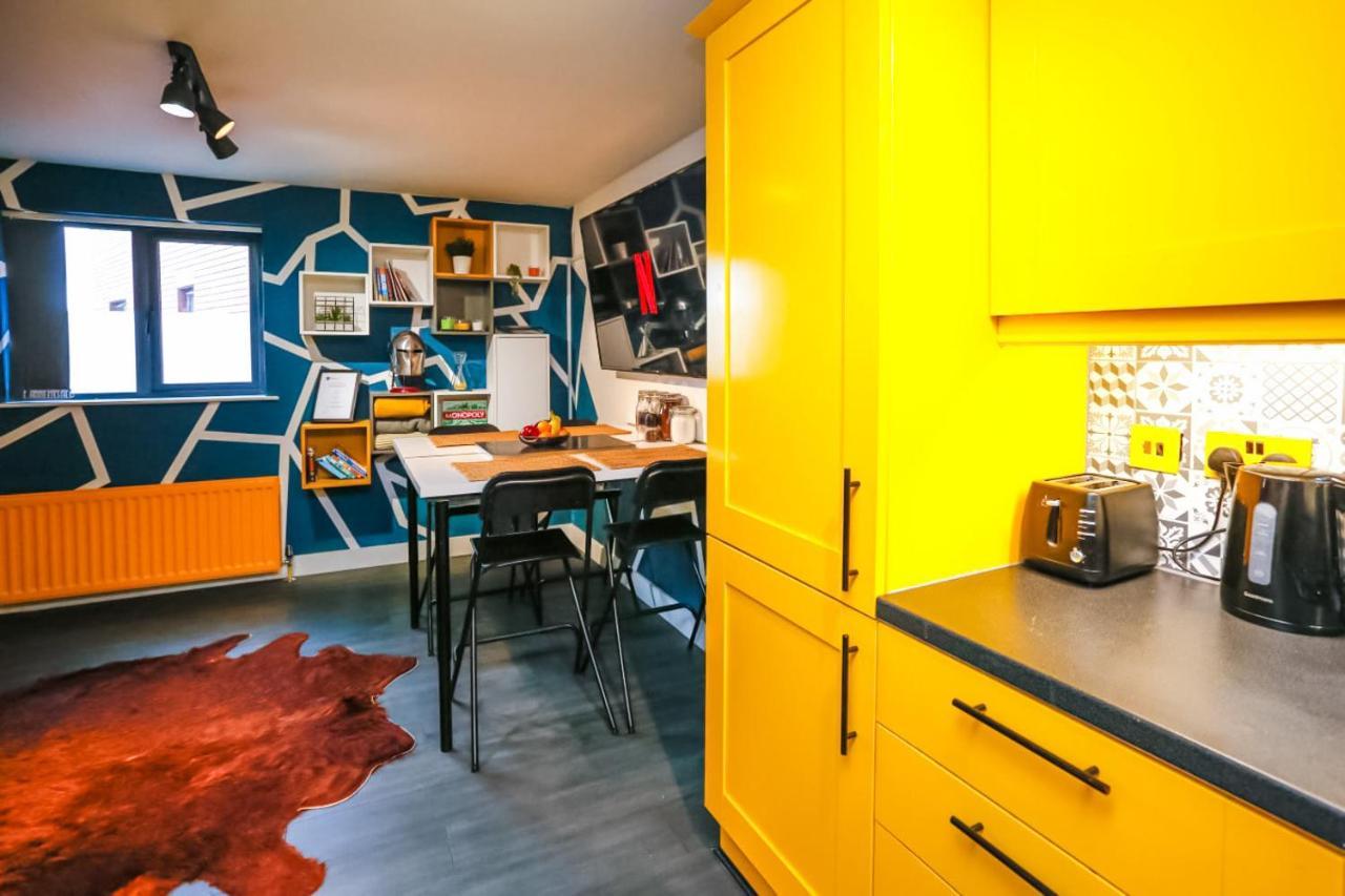 Funky City Apartment - Secure Parking - Wifi - Sleeps 6 - No Parties Belfast Exterior photo