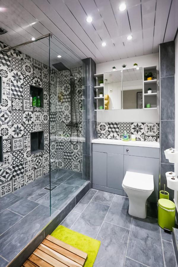 Funky City Apartment - Secure Parking - Wifi - Sleeps 6 - No Parties Belfast Exterior photo