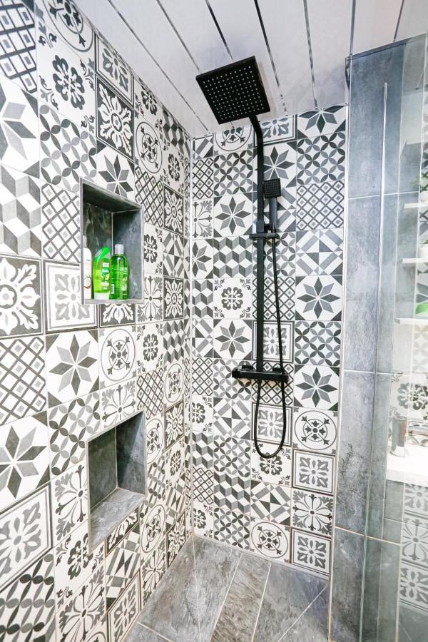 Funky City Apartment - Secure Parking - Wifi - Sleeps 6 - No Parties Belfast Exterior photo