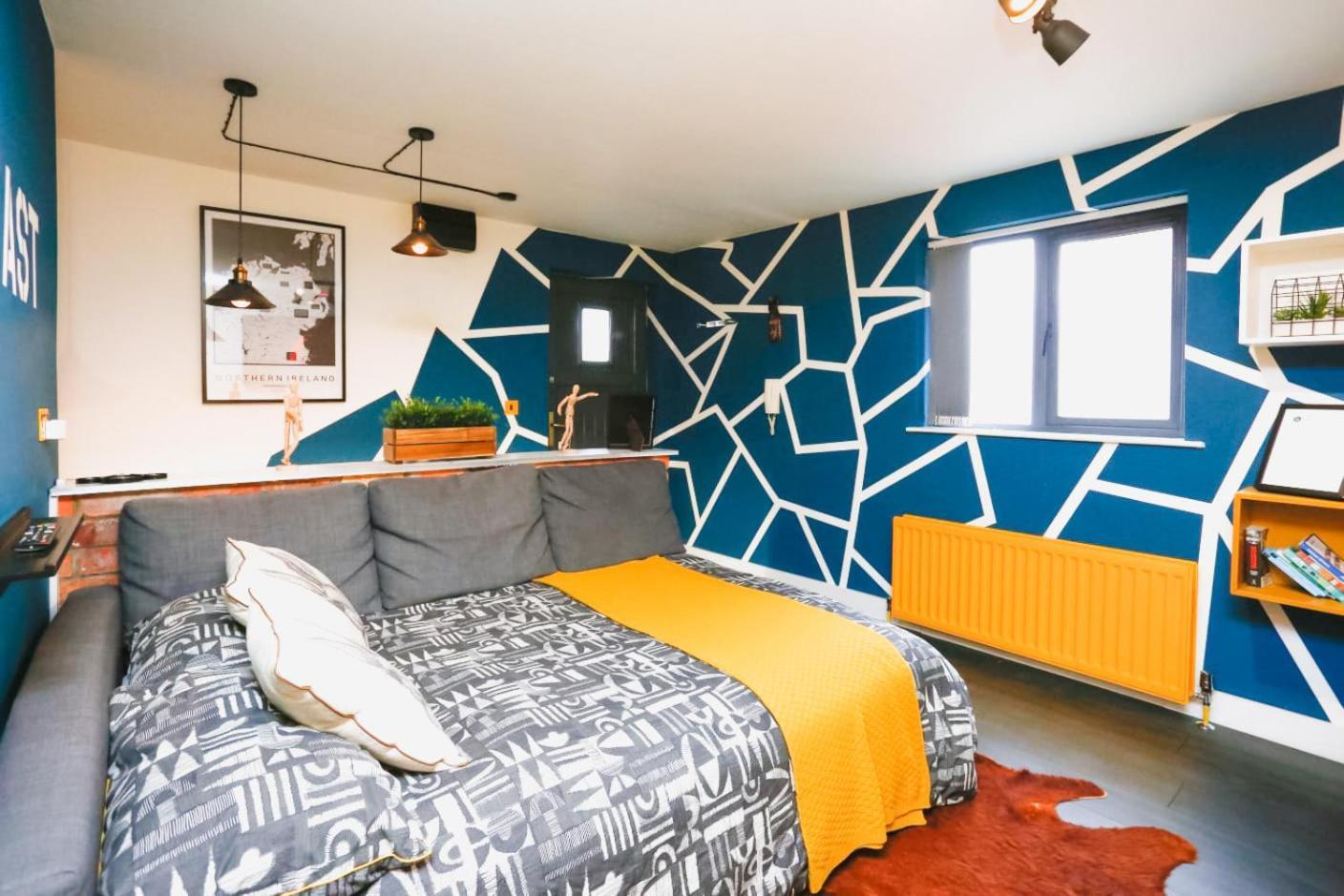 Funky City Apartment - Secure Parking - Wifi - Sleeps 6 - No Parties Belfast Exterior photo