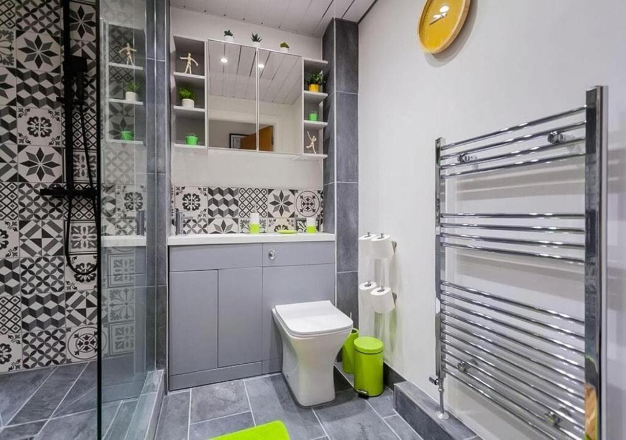 Funky City Apartment - Secure Parking - Wifi - Sleeps 6 - No Parties Belfast Exterior photo